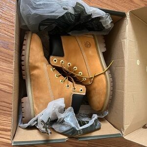 Used TIMBERLAND BOOTS!!! Size US woman 5 in original box!!